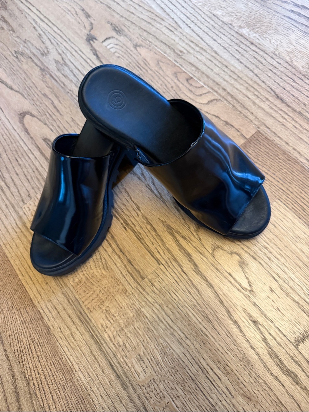 Women’s Black Patent Open-Toe Slide Mules - Urban Outfitters